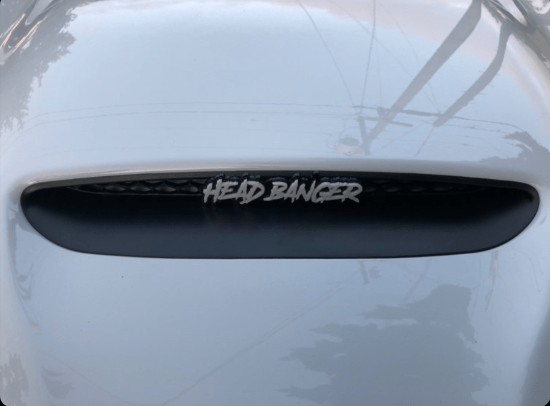 Badge de voiture Head Banger - Blanc sur noir mat - Police agressive