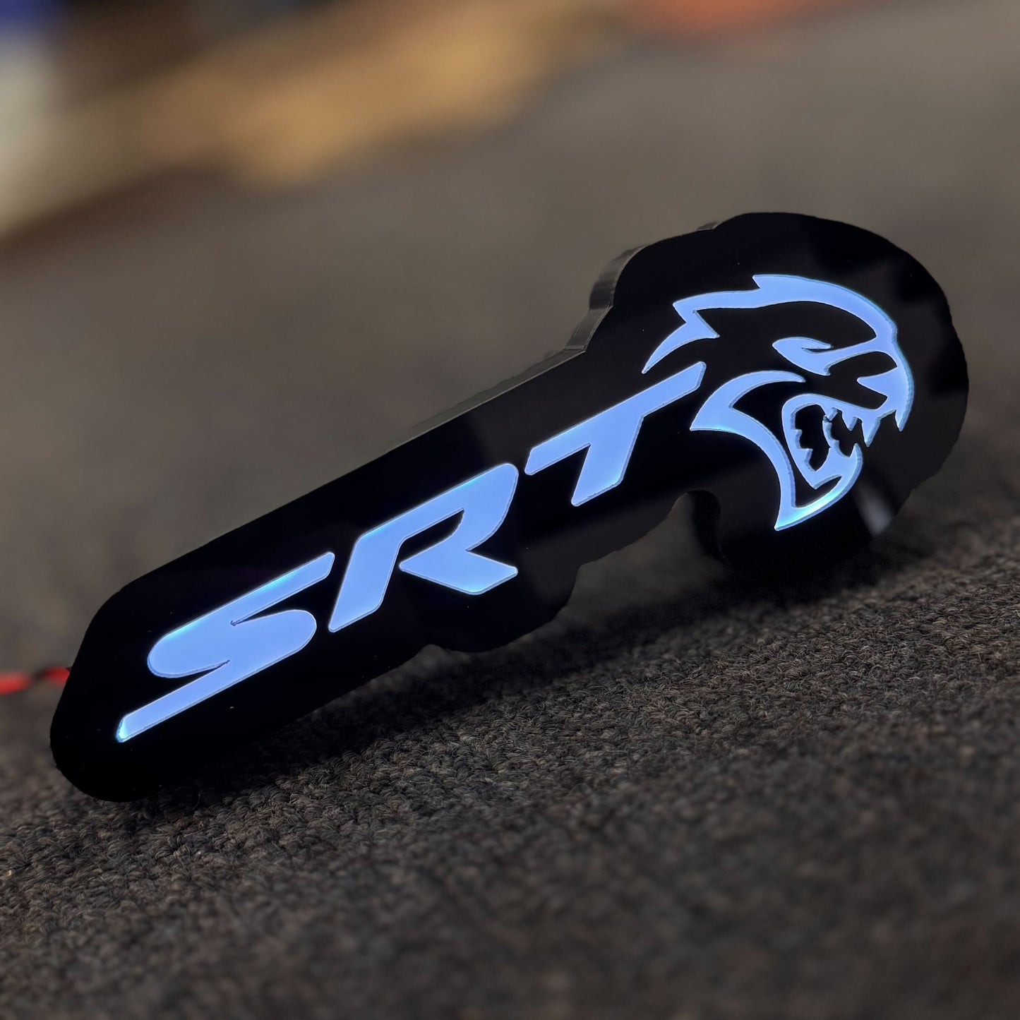 Badge lumineux à LED SRT® Hellcat® - Blanc ou RVB - Montage sur calandre ou carrosserie - Produit sous licence officielle