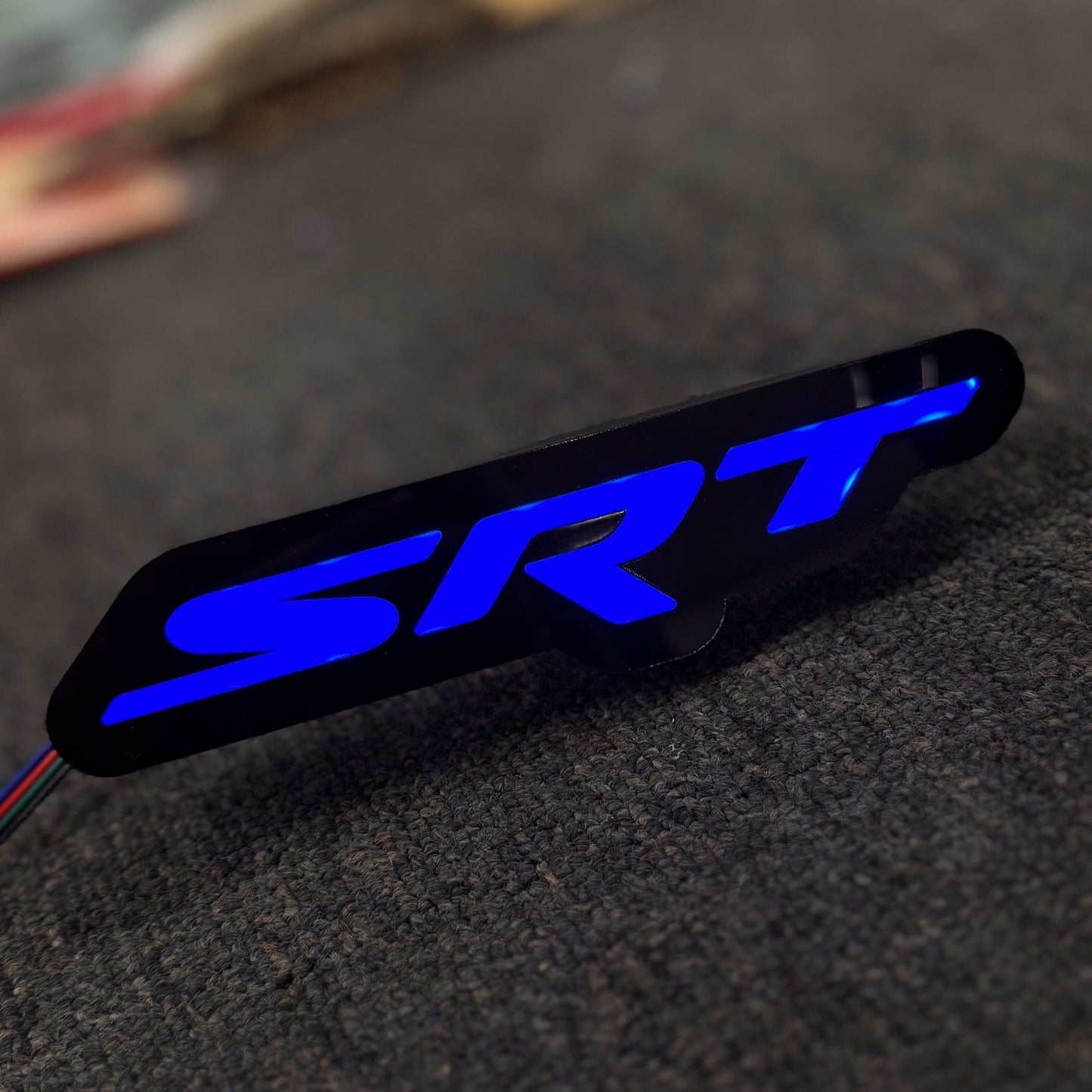 Badge lumineux à LED SRT® - Blanc ou RVB - Montage sur calandre ou carrosserie - Produit sous licence officielle