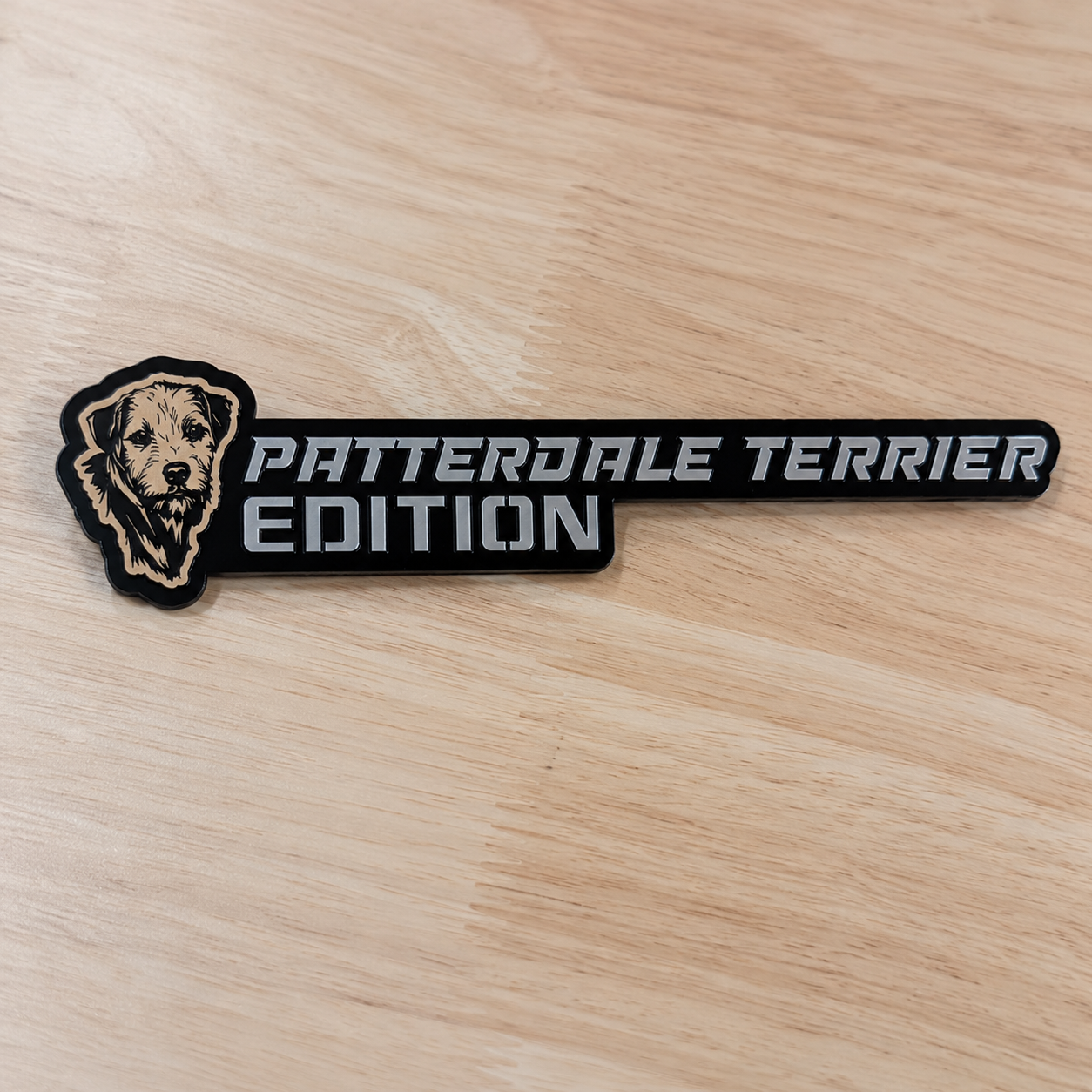Insignia de texto personalizada - Escriba la suya propia - Fuente agresiva - Doble capa