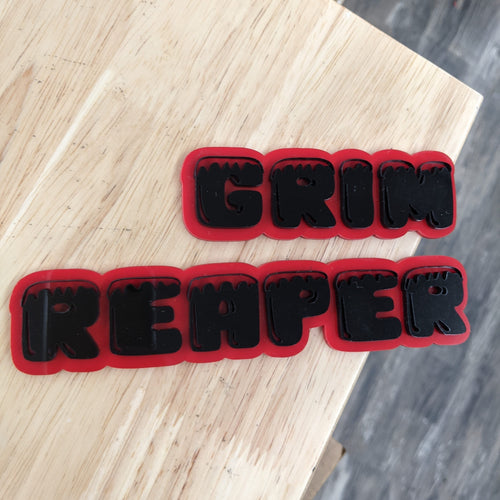 Badge texte personnalisé – Tapez votre propre texte – Police Ice – Support personnalisé – Double couche