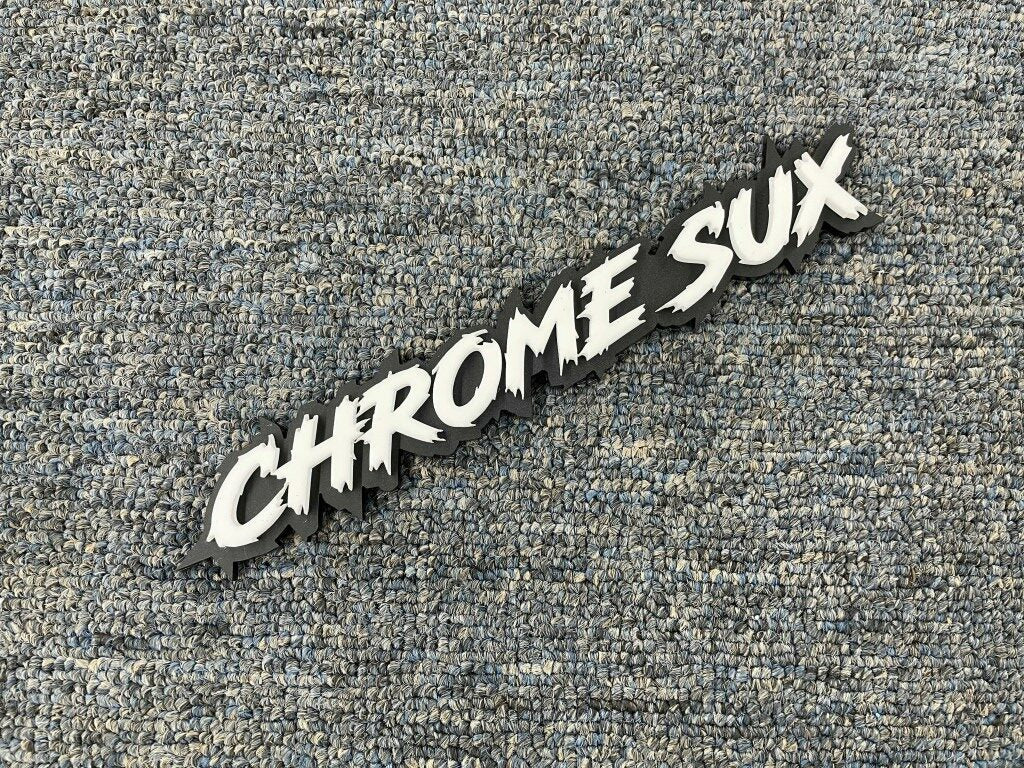 Badge de voiture Sux chromé - Blanc sur noir mat - Police Lightning