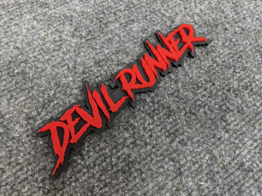 Badge de voiture Devil Runner - Rouge sur noir mat - Police agressive