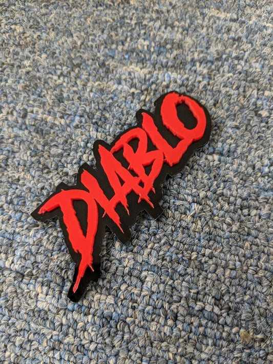 Badge de voiture Diablo - Rouge sur noir brillant - Police agressive