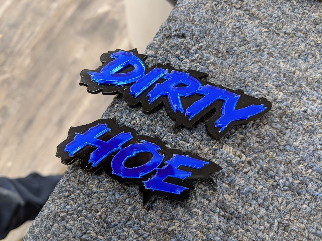 Badge de voiture Dirty Hoe - Bleu miroir sur noir brillant - Police Lightning