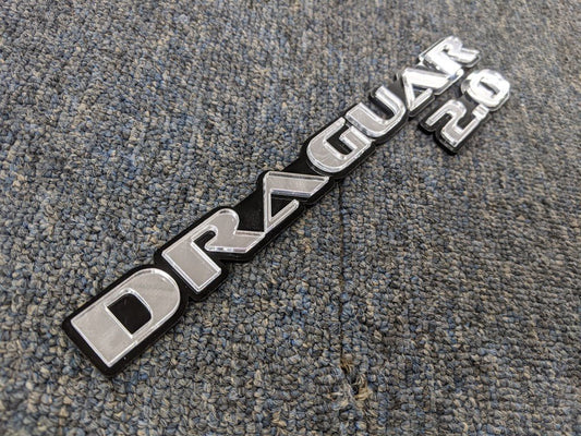 Badge de voiture Dragar 2.0 - Argent miroir sur noir brillant - Police OEM