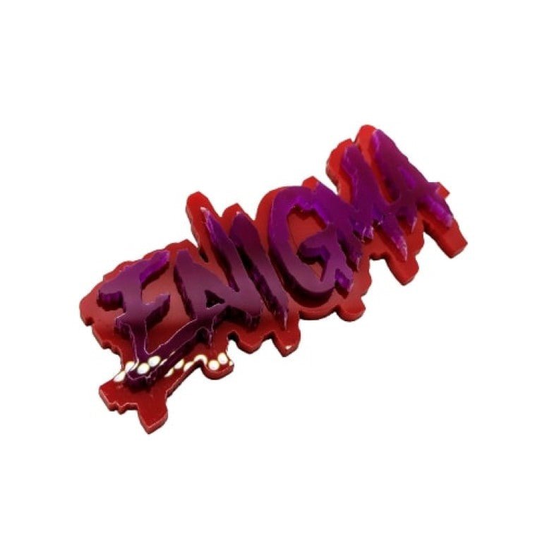 Badge de voiture Enigma - Violet sur rouge - Police agressive