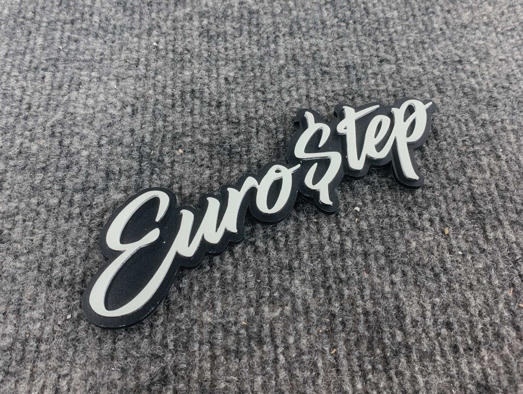 Badge de voiture Eurostep - Blanc sur noir mat - Police scripte