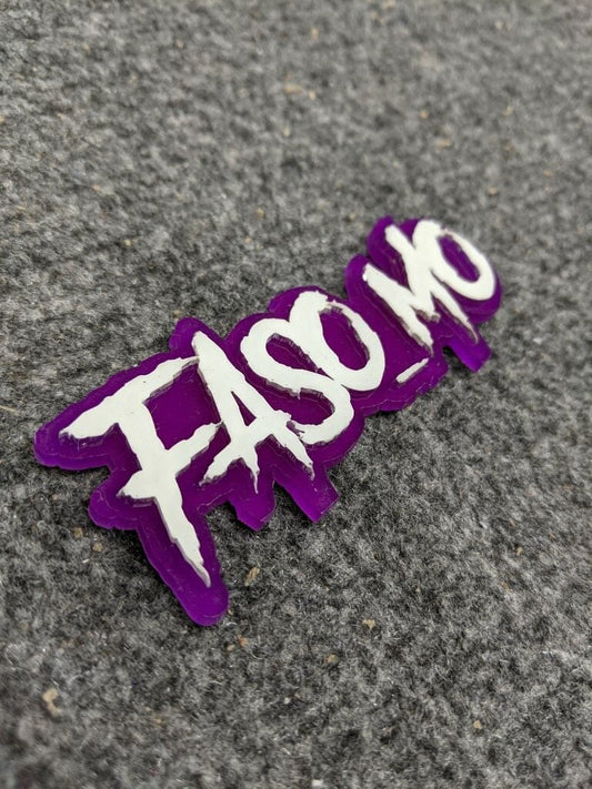 Badge de voiture Faso_Mo - Blanc sur violet - Police agressive