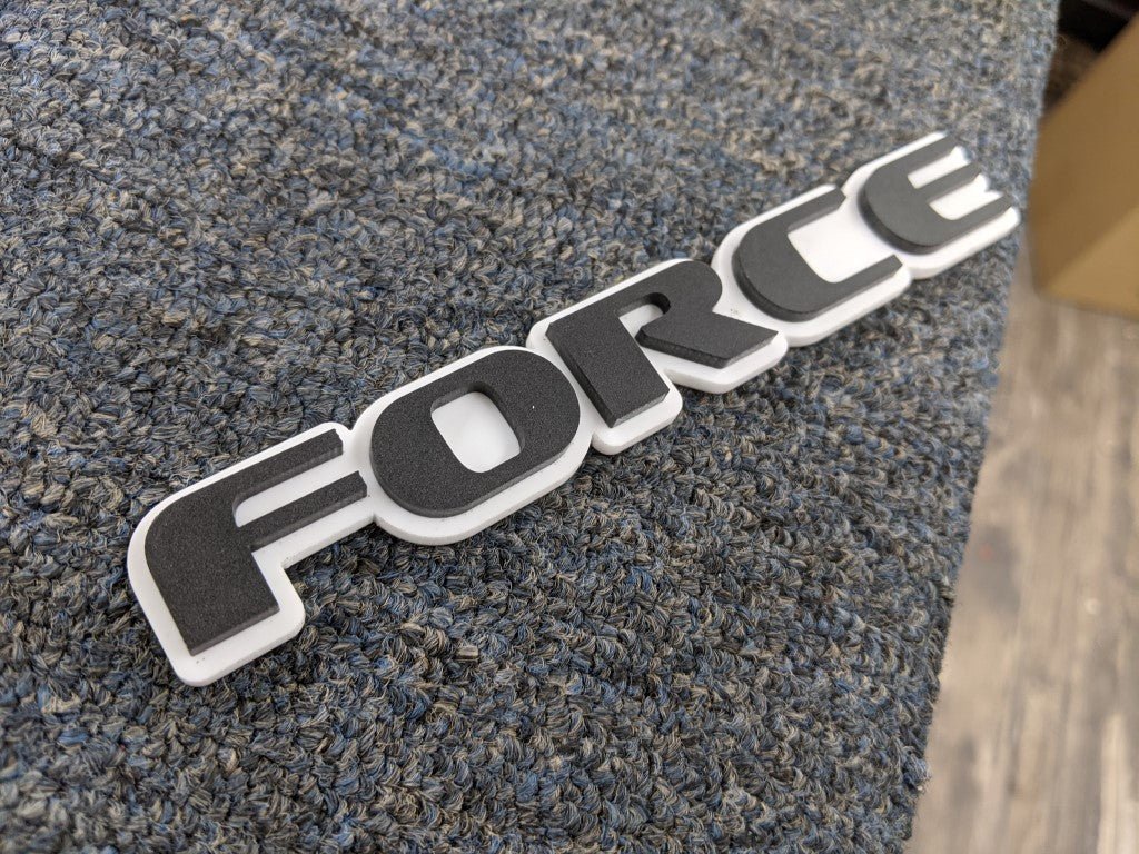 Badge Force Car - Noir mat sur blanc - Police OEM