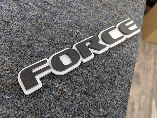 Badge Force Car - Noir mat sur blanc - Police OEM