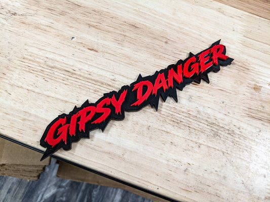 Badge Gipsy Danger pour voiture - Rouge sur noir brillant - Police Lightning - Montage sur ruban adhésif