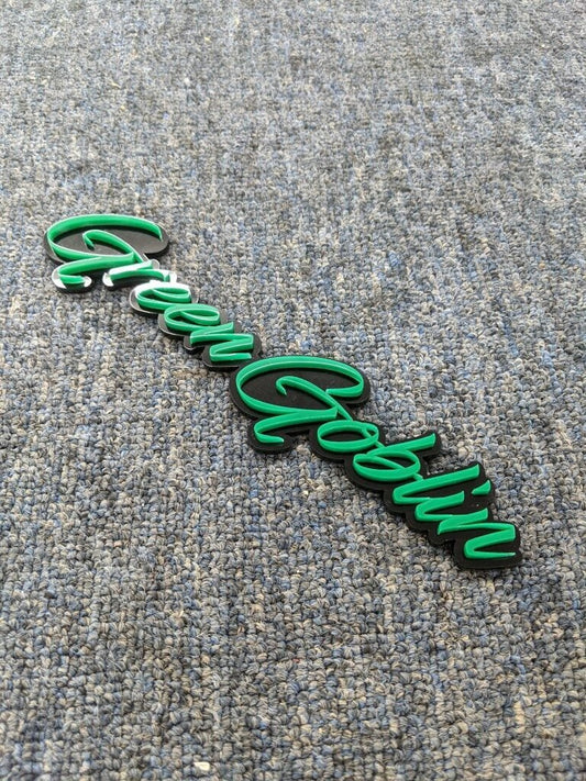 Badge de voiture Green Goblin - Vert sur noir brillant - Police de caractères scripte