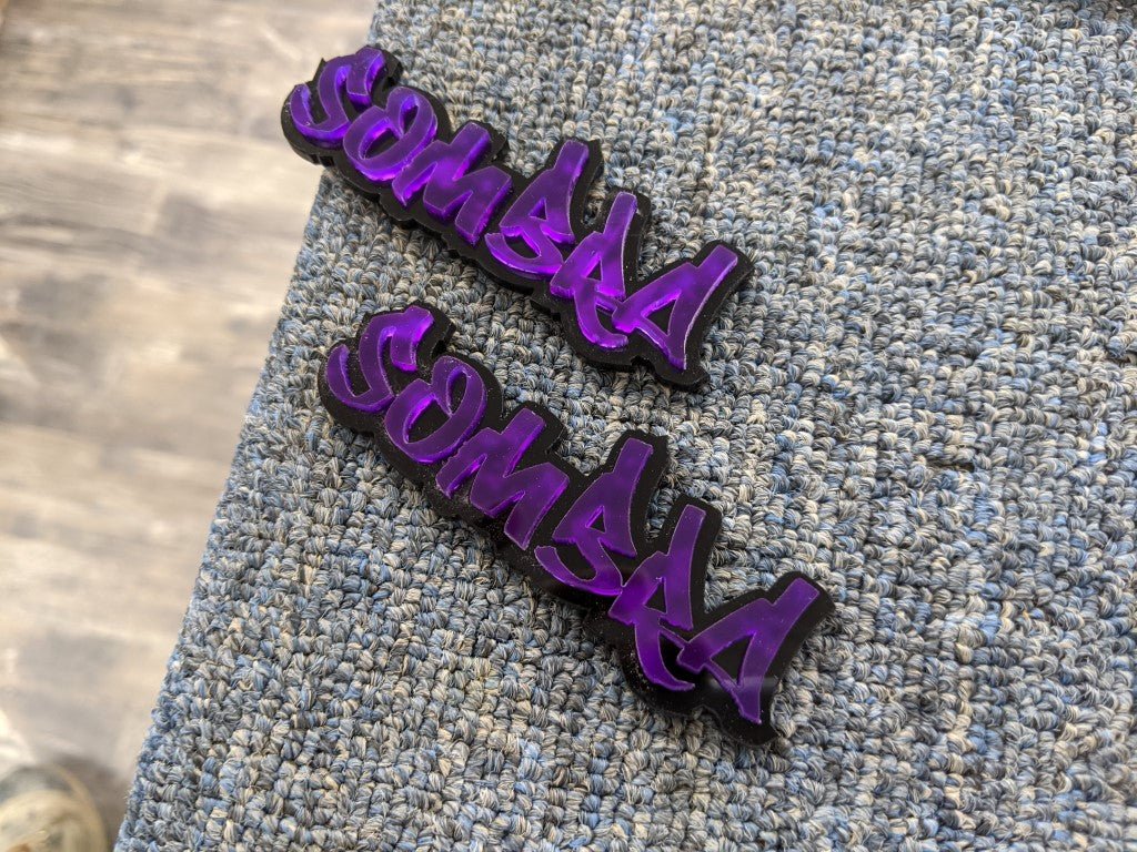 Sombra Sombra Car Badge - Mirror Purple On Gloss Black - Graffiti Font - Atomic Car Concepts